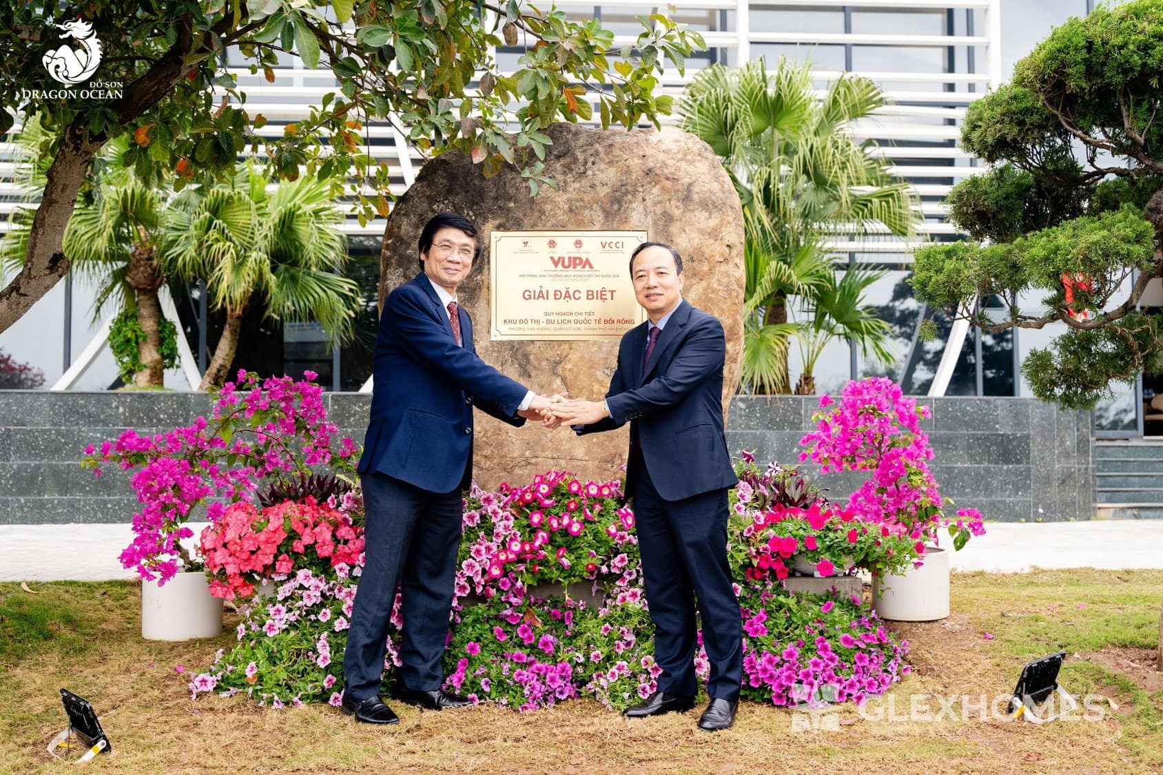 Ông Trần Ngọc Chính, Chủ tịch Hội Quy hoạch Phát triển đô thị Việt Nam (bên trái) và ông Phạm Ngọc Tuân, Tổng giám đốc CTCP Đầu tư và Du lịch Vạn Hương tại sự kiện gắn biển. Ảnh: Dragon Ocean Đồ Sơn