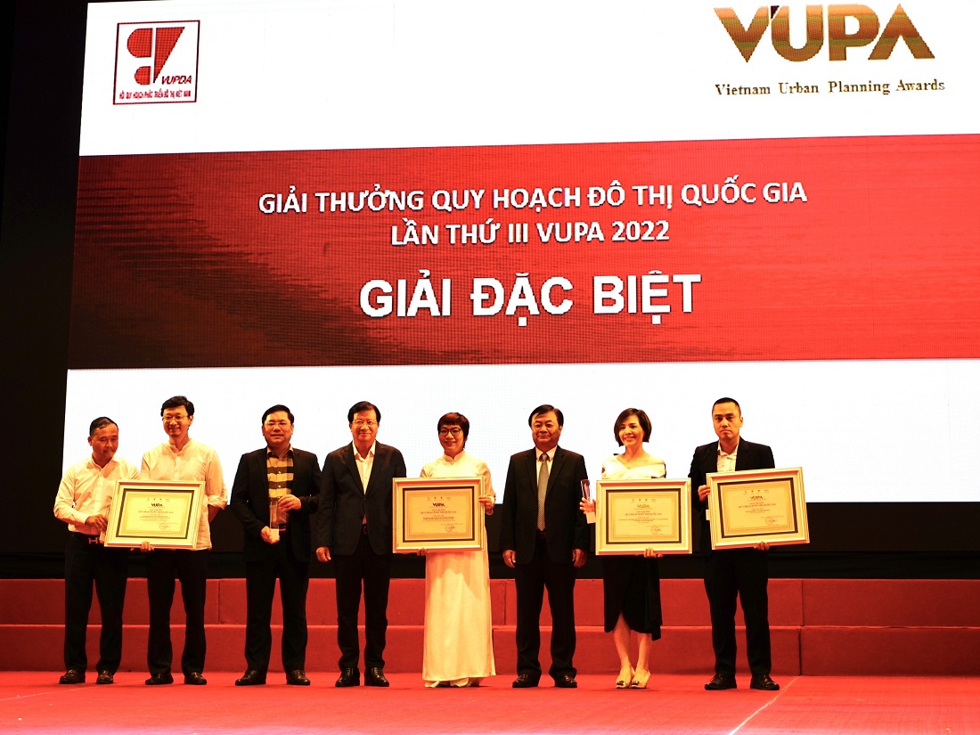 Đại diện Dự án Khu du lịch Quốc tế Đồi Rồng nhận giải thưởng danh giá từ Ban tổ chức cuộc thi hồi tháng 7.2023. Ảnh: Dragon Ocean Đồ Sơn