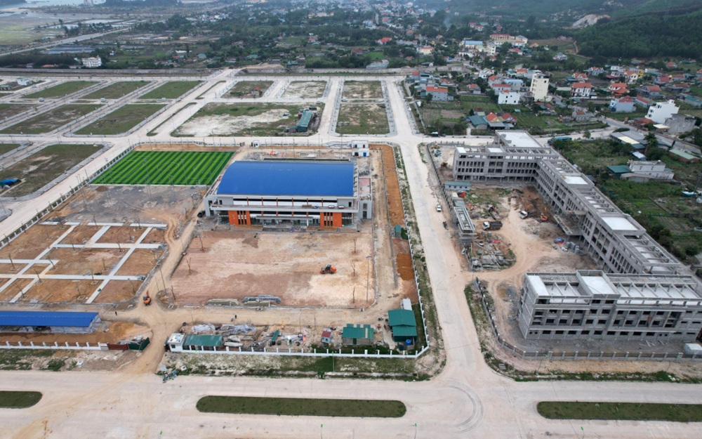 Cụm công trình sử dụng vốn đầu tư công là Trường Tiểu học Hạ Long 1 và Trung tâm Thể thao Khu kinh tế Vân Đồn do UBND huyện Vân Đồn làm chủ đầu tư đang được đẩy nhanh thi công. Ảnh: Báo Quảng Ninh