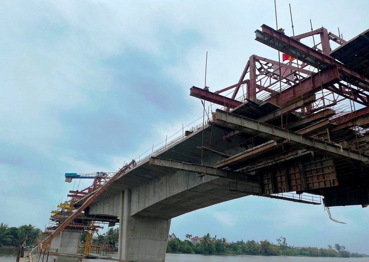 Cầu Bắc Hưng Hải thuộc Dự án đường trục Đông-Tây dự kiến sẽ hoàn thành trong tháng 5.2024. Ảnh: Báo Hải Dương