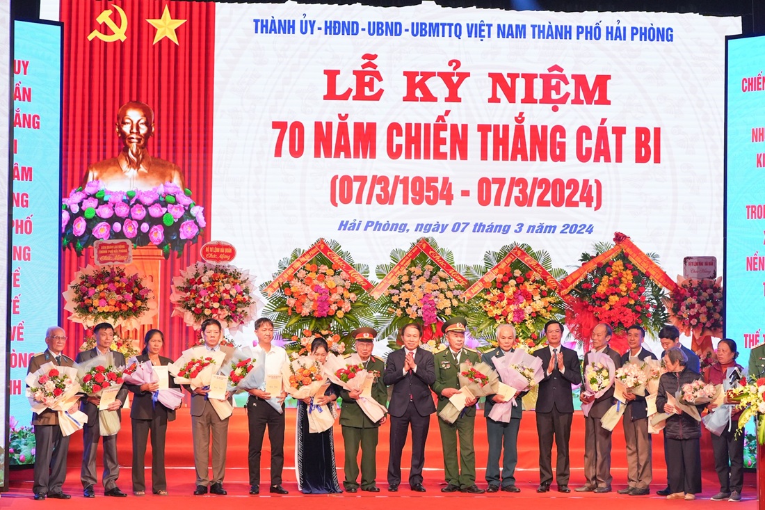 Ông Lê Tiến Châu, Bí thư Thành ủy Hải Phòng và ông Phạm Văn Lập, Chủ tịch HĐND TP. Hải Phòng trao quà tặng đại diện gia đình các liệt sĩ, dũng sĩ Cát Bi