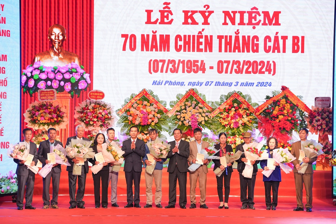 Ông Nguyễn Văn Tùng, Chủ tịch UBND TP. Hải Phòng và ông Cao Xuân Liên, Chủ tịch Ủy ban MTTQ Việt Nam TP. Hải Phòng trao tặng quà cho đại diện các gia đình Liệt sĩ, Dũng sĩ Cát Bi