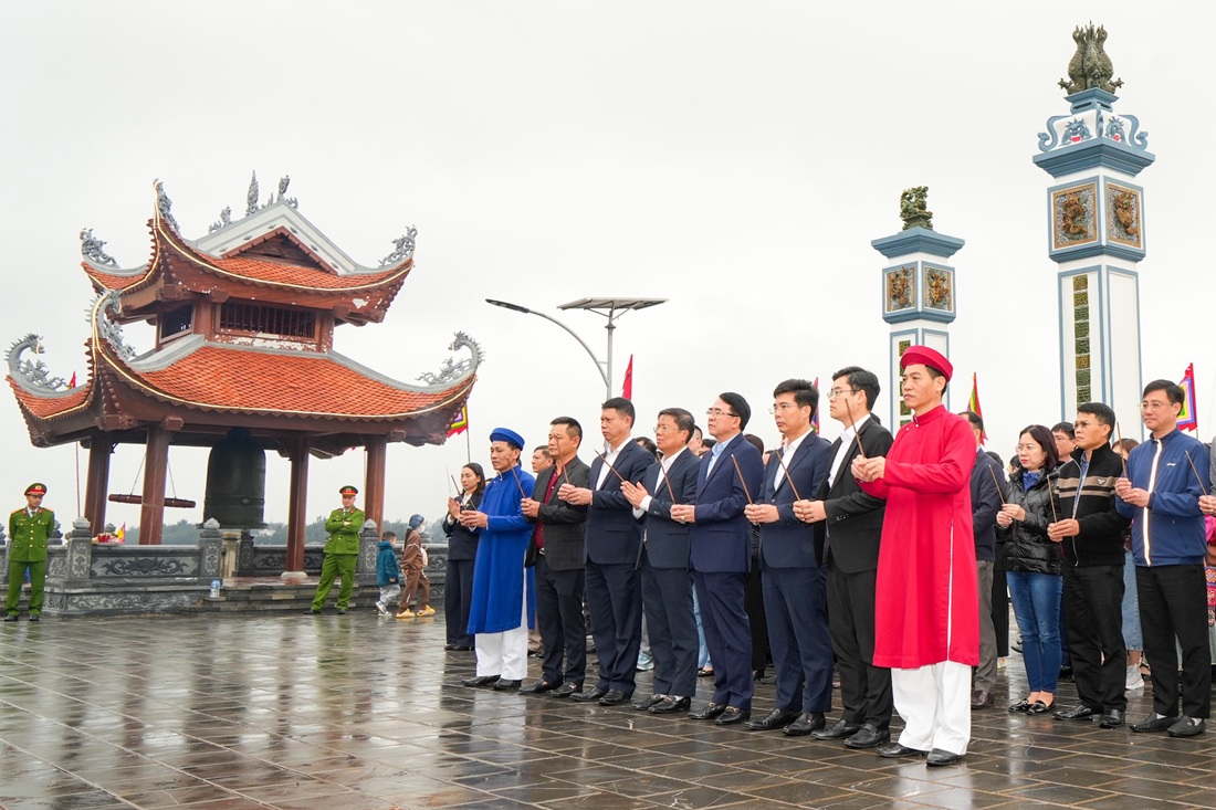 Lãnh đạo TP Hải Phòng và lãnh đạo quận Đồ Sơn dâng hương tại Lễ hội