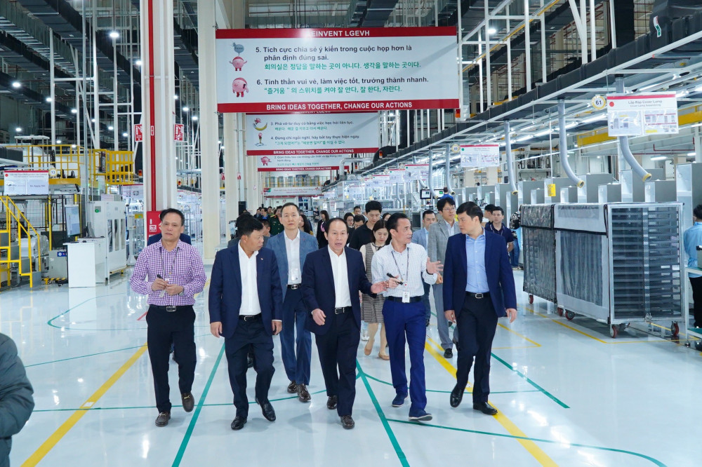 Lãnh đạo thành phố Hải Phòng thăm quan nhà xưởng của Tập đoàn LG trong KCN Tràng Duệ