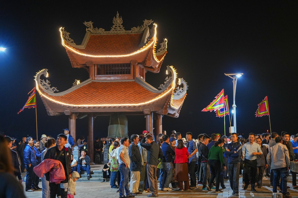 Rất đông nhân dân và du khách thập phương tham dự Lễ hội