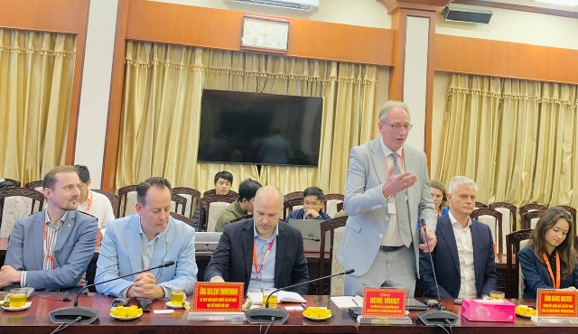 Ngài Rene Vrugt, Giám đốc phụ trách Quy hoạch đất, không gian và thích ứng biến đổi khí hậu - Bộ Cơ sở hạ tầng và Quản lý nước Hà Lan phát biểu tại buổi làm việc