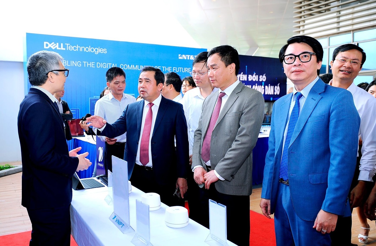 Các đại biểu tham quan các gian hàng trưng bày tại sự kiện Ngày chuyển đổi số