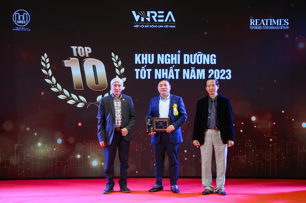 Đại diện Khu du lịch Quốc tế Đồi Rồng nhận giải thưởng Top 10 khu nghỉ dưỡng tốt nhất năm 2023. Ảnh: Dragon Ocean Đồ Sơn