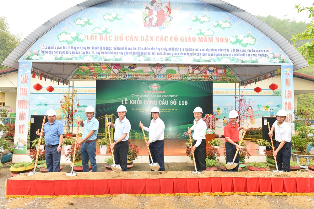 Các đại biểu thực hiện nghi thức khởi công Cầu nối yêu thương số 116 tại Bắc Kạn