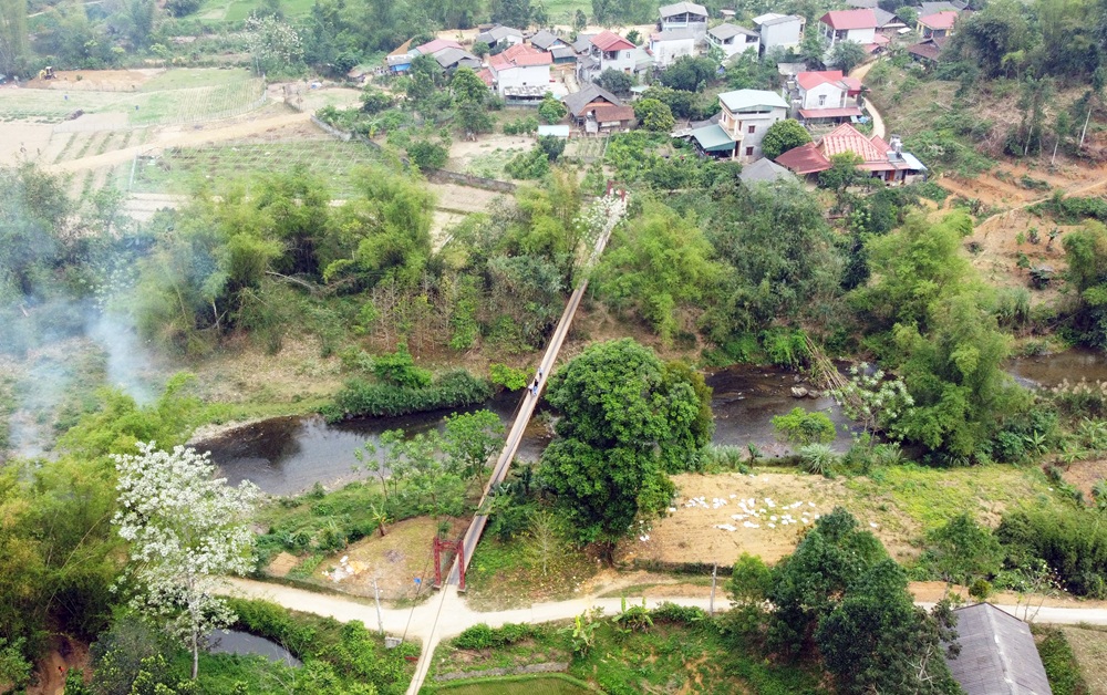 Toàn cảnh cây cầu treo Nà Thoi