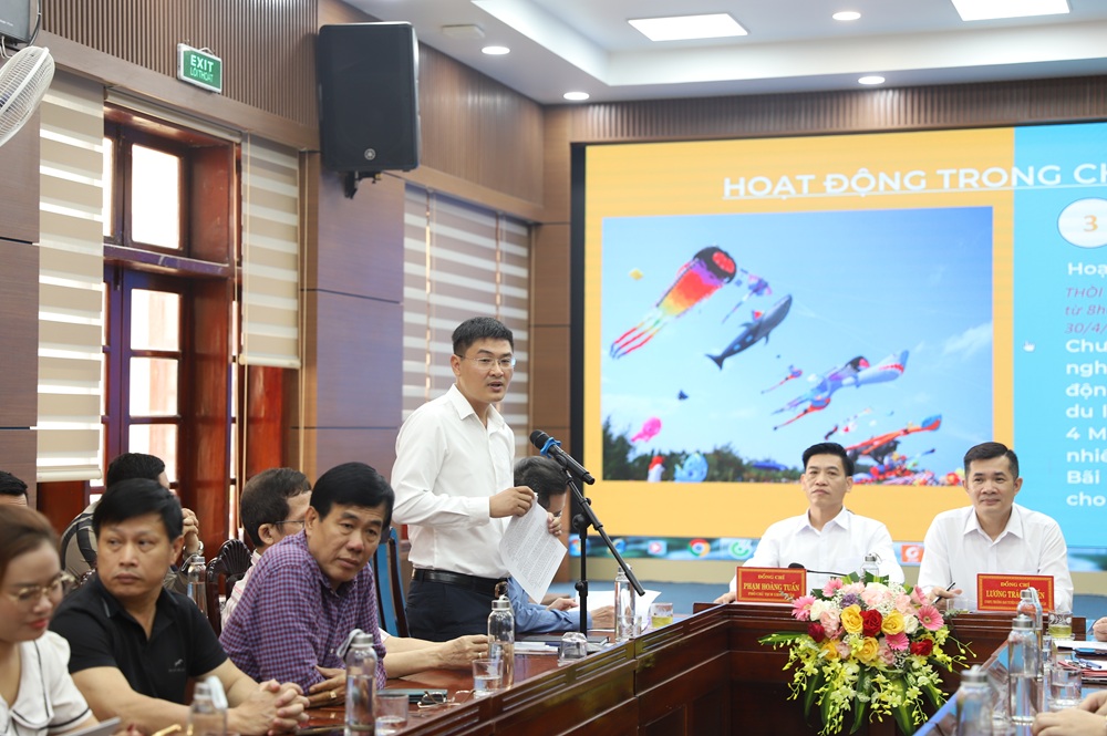 Ông Lê Đức Hợp, Trưởng phòng Du lịch, Văn hóa và Thông tin quận Đồ Sơn thông tin tại buổi họp báo