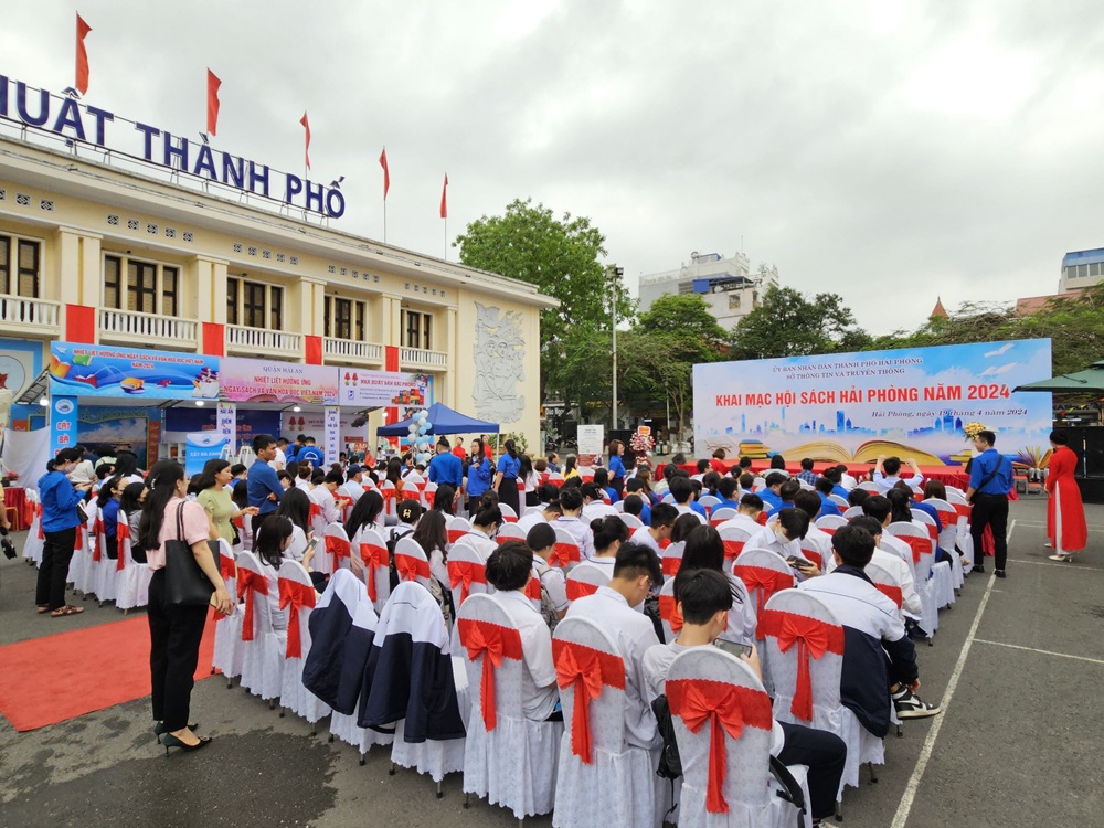 Hội Sách thu hút đông đảo các bạn học sinh, sinh viên và người dân