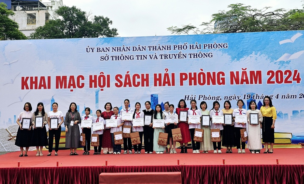 Trao giấy chứng nhận và vinh danh đạt giải Cuộc thi kể chuyện theo sách với chủ đề “Sách và Khát vọng tương lai” cho 10 trường THCS trên địa bàn thành phố