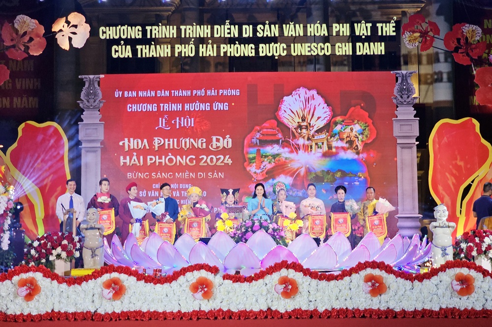 Lãnh đạo Sở Văn hóa và Thể thao Hải Phòng biểu dương và ghi nhận sự đóng góp của các Nghệ nhân trong việc bảo tồn, gìn giữ, phát huy và lan tỏa giá trị di sản văn hóa phi vật thể tại chương trình