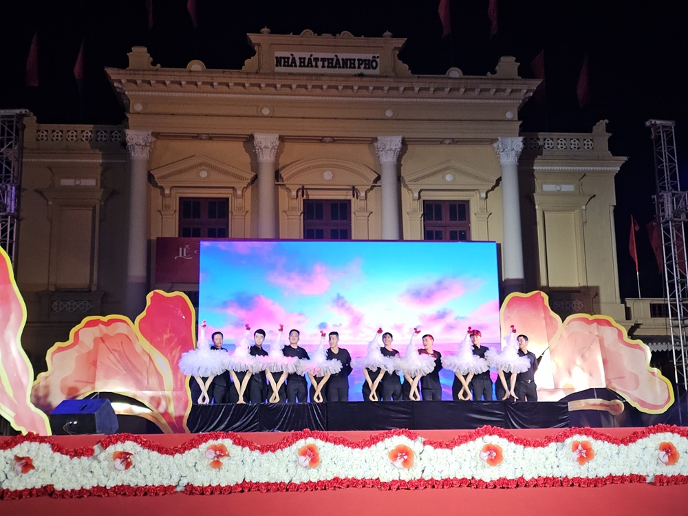 Các tiết mục biểu diễn tại chương trình khai mạc Liên hoan. Ảnh: Thanh Sơn