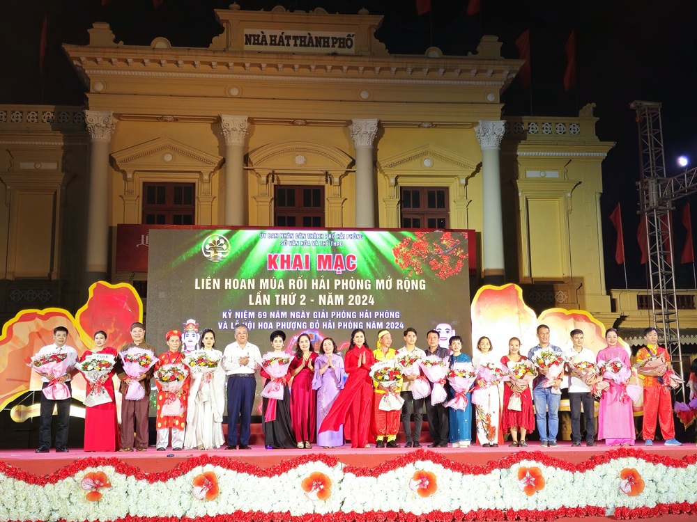 Lãnh đạo Thành phố tặng hoa các đơn vị tham gia diễu hành. Ảnh: Thanh Sơn