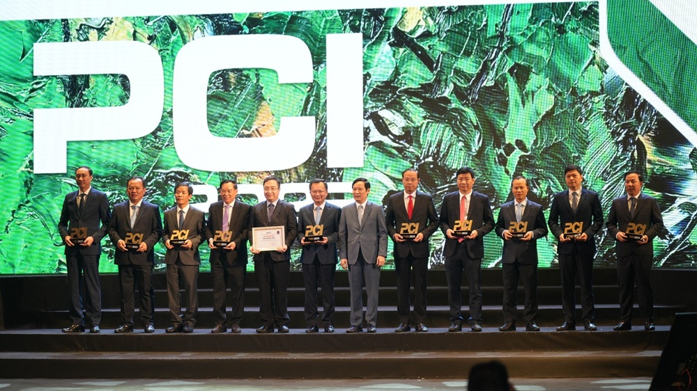 Ông Hoàng Minh Cường, Phó chủ tịch UBND TP. Hải Phòng (thứ 2 từ phải sang) nhận Cúp PCI năm 2023