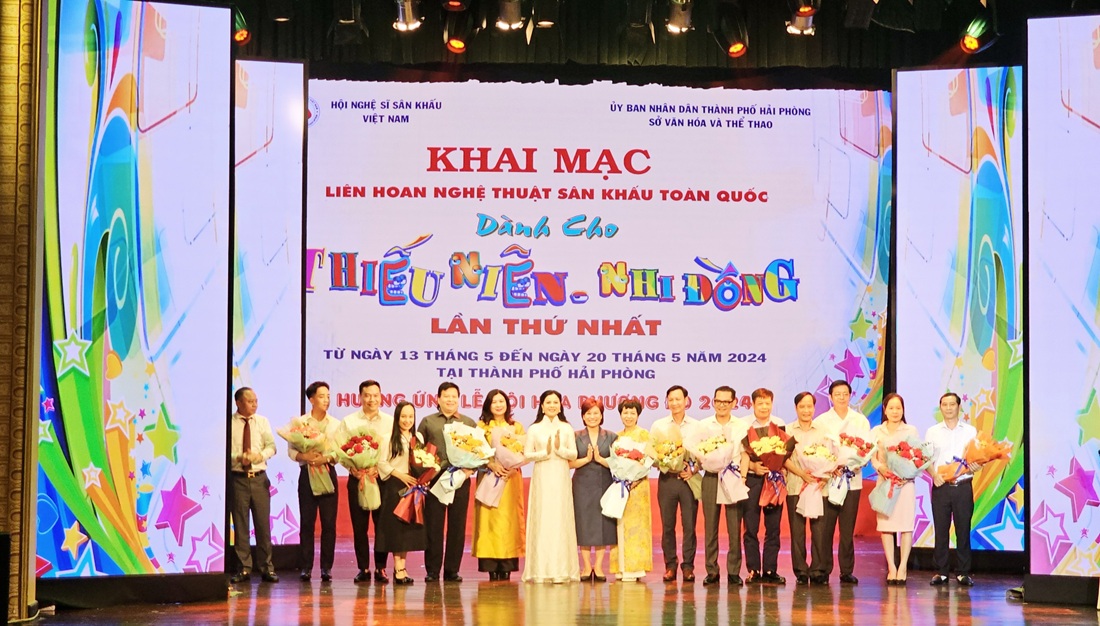 Ban tổ chức trao tặng hoa cho 14 đơn vị nghệ thuật tham gia Liên hoan. Ảnh: Thanh Sơn