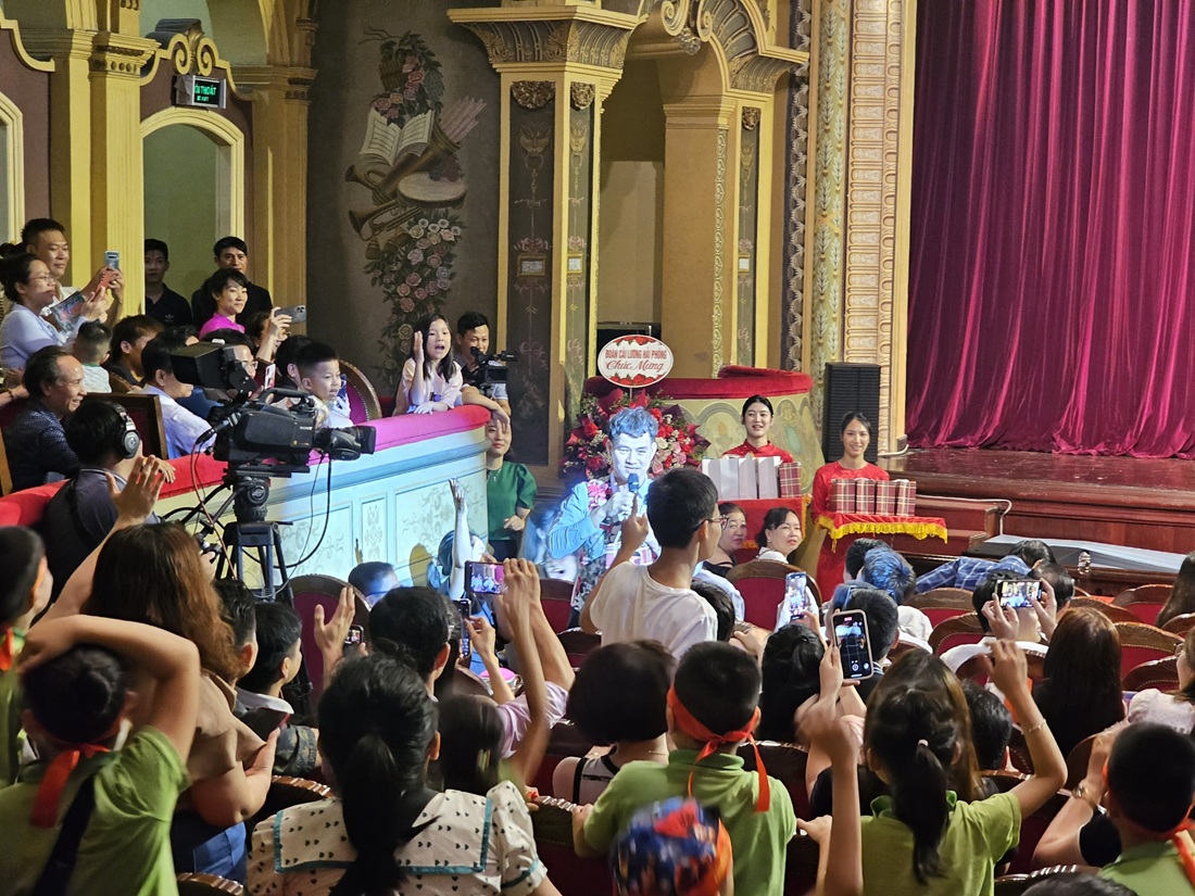 NSND Xuân Bắc giao lưu cùng với các khán giả nhí của TP. Hải Phòng. Ảnh - Thanh Sơn