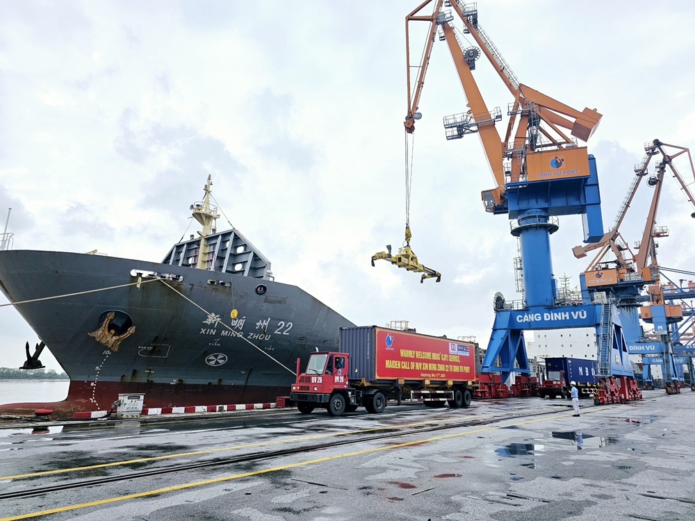 Tàu XIN MING ZHOU 22 (Trung Quốc) cập cảng Đình Vũ rạng sáng 13/5. Ảnh - Thanh Sơn
