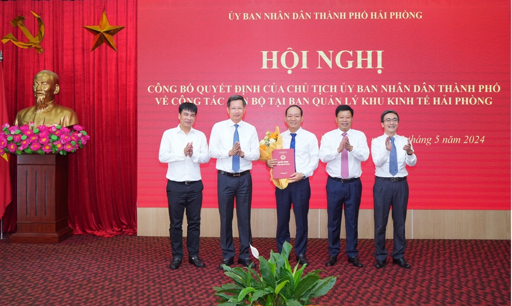 Phó Chủ tịch Thường trực UBND TP. Hải Phòng và lãnh đạo Ban quản lý Khu kinh tế Hải Phòng chúc mừng ông Nguyễn Quang Minh