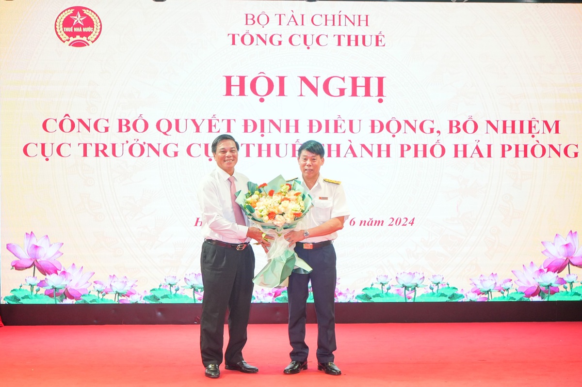 Ông Nguyễn Văn Tùng, Chủ tịch UBND thành phố Hải Phòng tặng hoa chúc mừng nguyên Cục trưởng Cục Thuế thành phố Hà Văn Trường