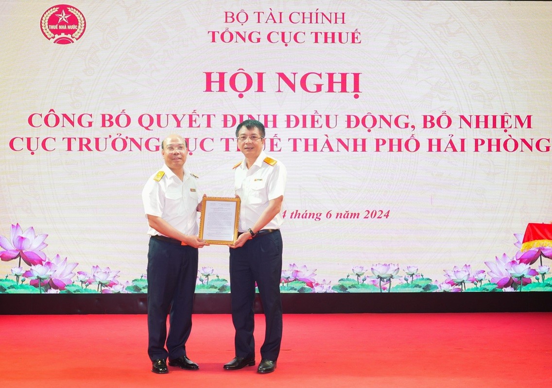 Tổng Cục trưởng Tổng cục Thuế Mai Xuân Thành trao Quyết định bổ nhiệm Cục trưởng Cục Thuế thành phố Hải Phòng