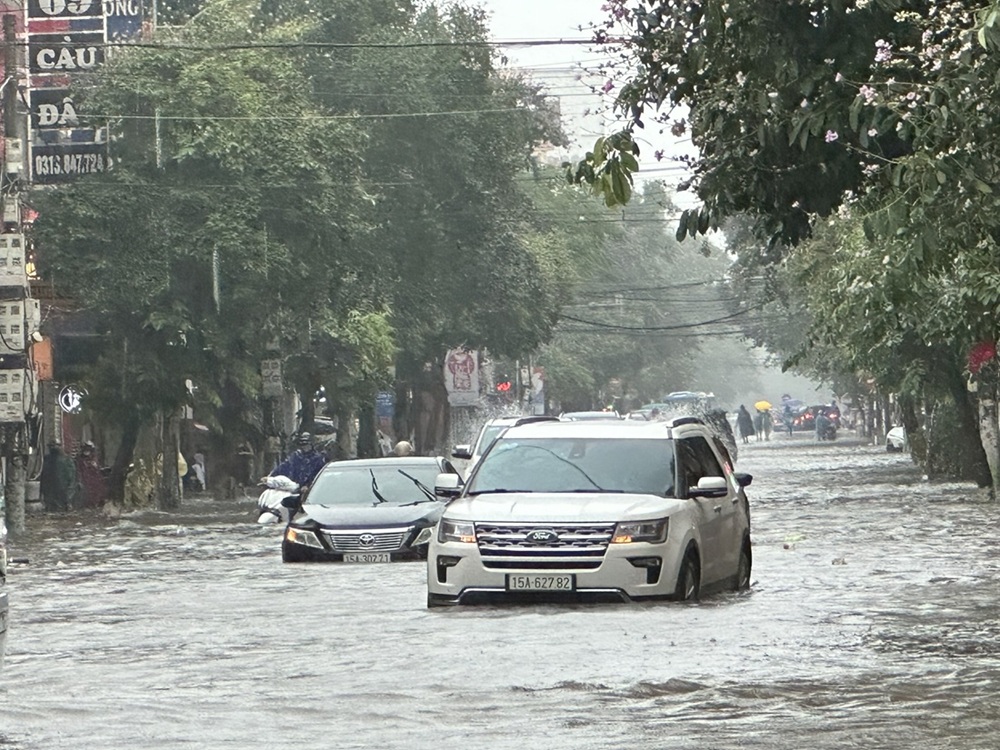 Mưa lớn ngày 9.6 kết hợp triều cường ở Hải Phòng khiến nhiều nơi phố hoá thành sông