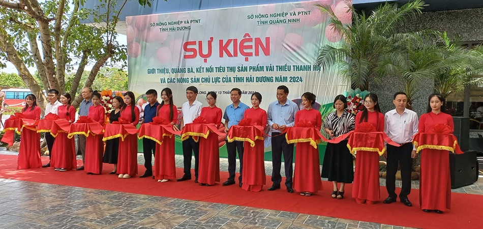 Các đại biểu cắt băng khai trương khu vực trưng bày sản phẩm nông sản chủ lực của tỉnh Hải Dương. Ảnh: Sở NN&PTNT Hải Dương