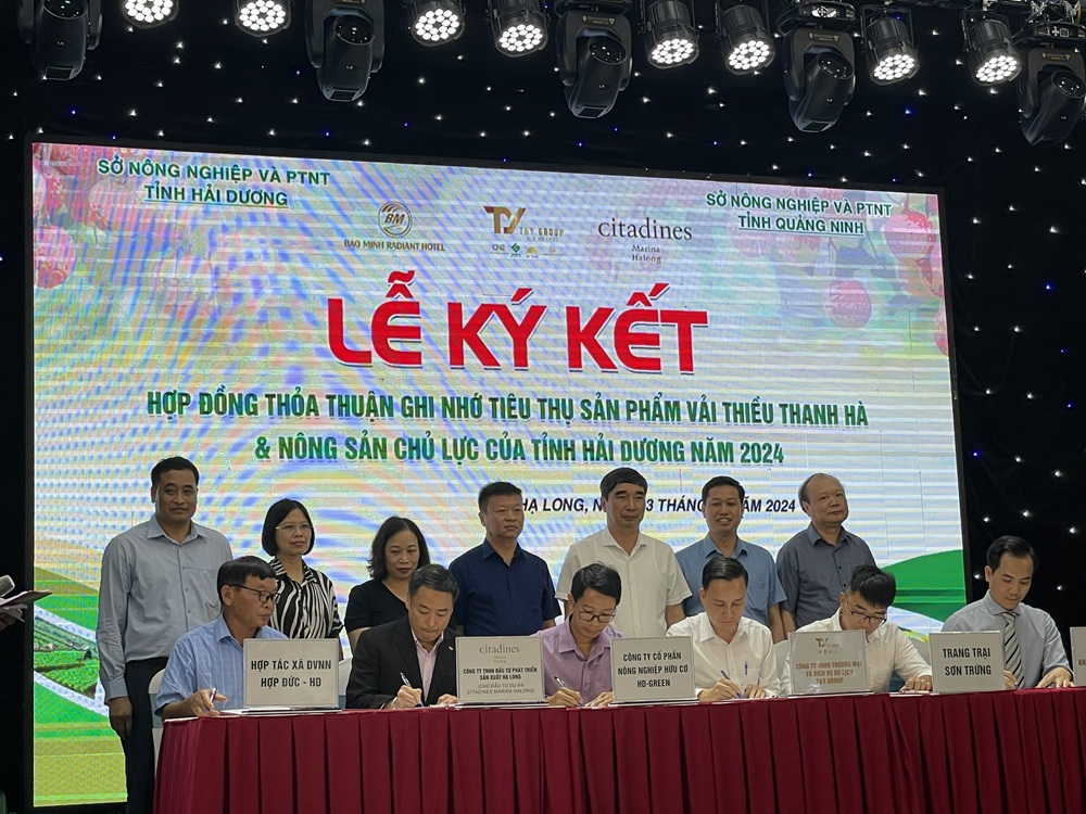 Đại diện các đơn vị ký kết hợp đồng thỏa thuận ghi nhớ tiêu thụ nông sản. Ảnh: Sở NN&PTNT Hải Dương