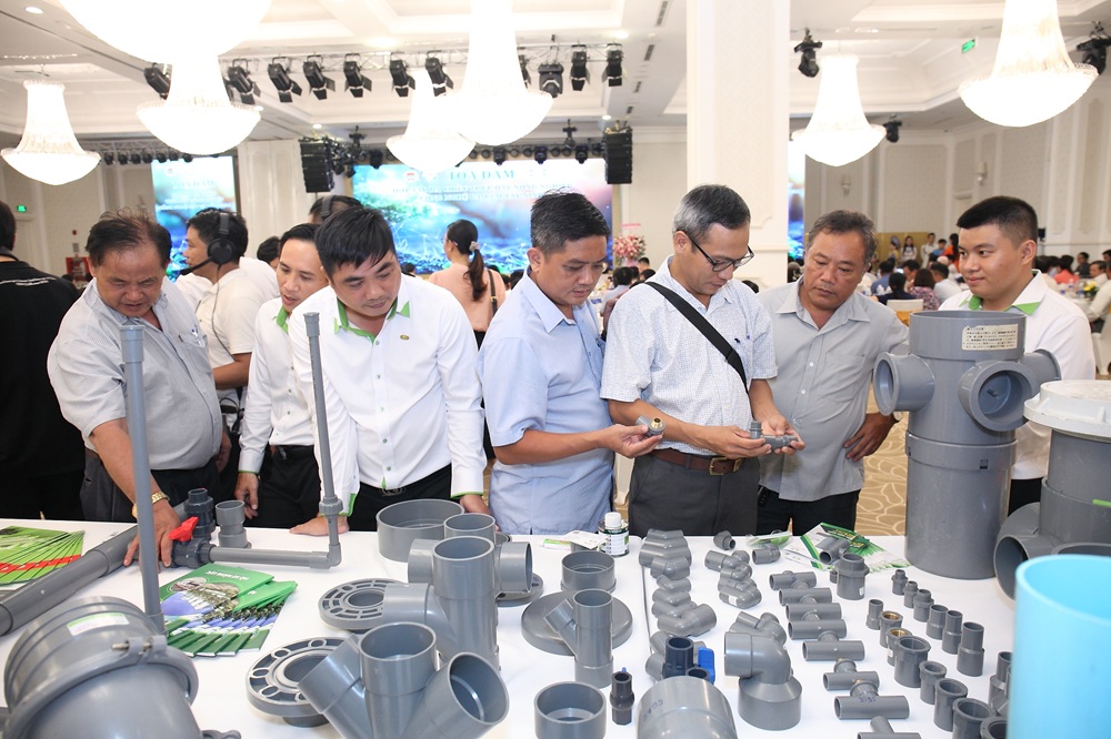 Các sản phẩm trưng bày của Nhựa Tiền Phong được đông đảo khách mời tham dự Tọa đàm quan tâm