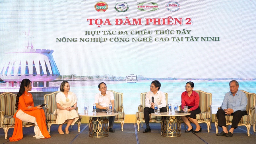 Ông Trần Nhật Ninh, Phó Tổng giám đốc Công ty Nhựa Tiền Phong (thứ 3 từ phải sang) chia sẻ những giải pháp mới trong nông nghiệp thông qua những sản phẩm của Nhựa Tiền Phong