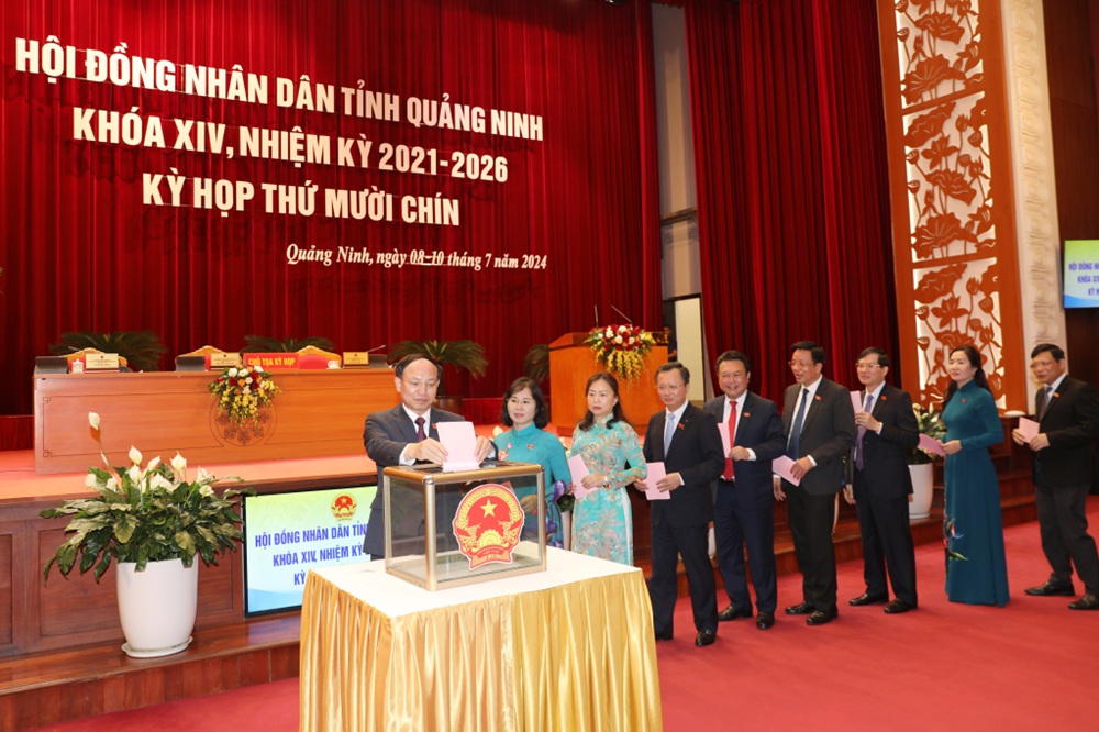 Đại biểu HĐND tỉnh bỏ phiếu bầu chức vụ Phó Trưởng Ban Pháp chế HĐND tỉnh khoá XIV, nhiệm kỳ 2021-2026. Ảnh: Đỗ Phương