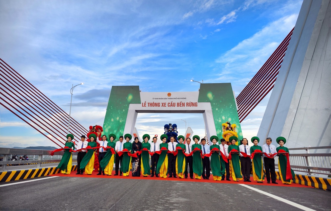 Chủ tịch Quốc hội Trần Thanh Mẫn cùng lãnh đạo Bộ, lãnh đạo TP. Hải Phòng và tỉnh Quảng Ninh cắt băng thông xe cầu Bến Rừng. Ảnh - Thanh Sơn