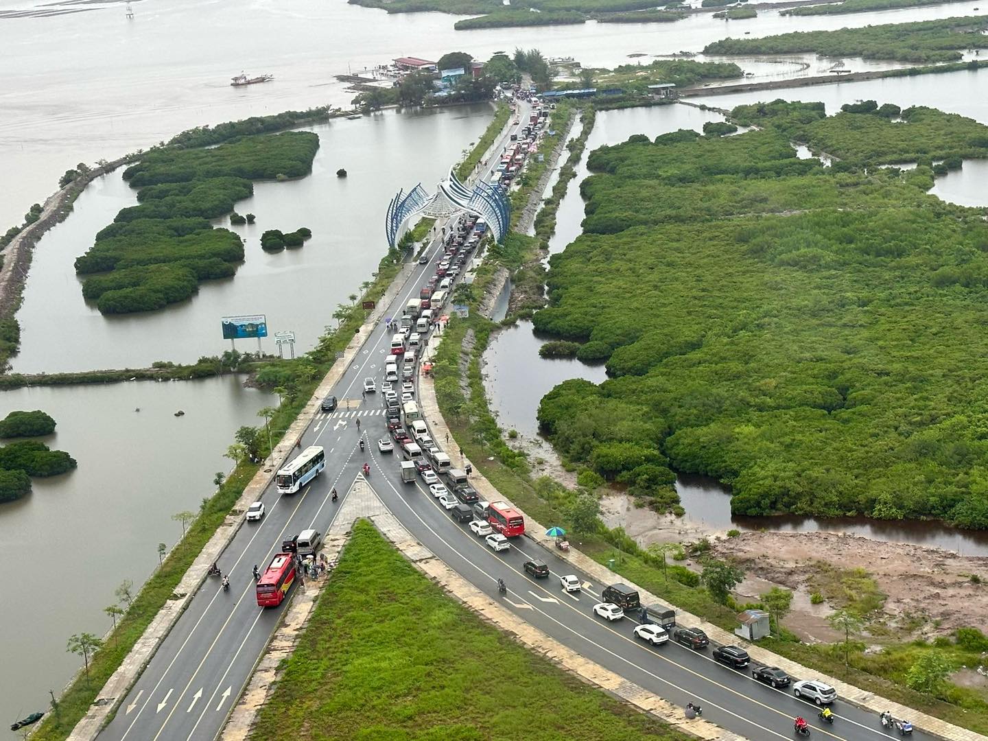 Du khách đang khẩn trường rời khỏi Cát Bà sau khi có thông tin cấm  phà và cáp treo từ 12h ngày 22/7
