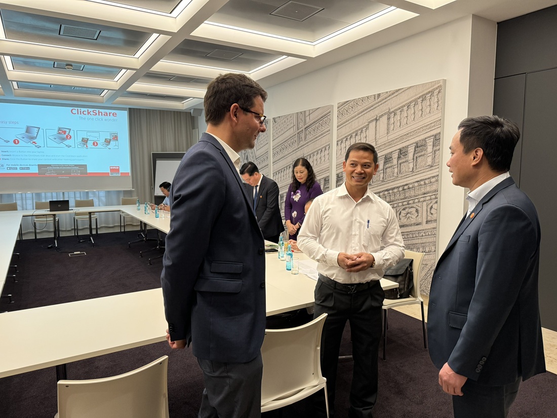 Chủ tịch UBND tỉnh Triệu Thế Hùng trao đổi với đại diện Phòng Thương mại và Công nghiệp tại Frankfurt. Ảnh: Văn Sơn