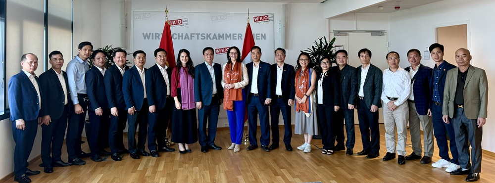 Đoàn công tác của tỉnh Hải Dương chụp ảnh lưu niệm với đại diện Phòng kinh tế bang Vienna. Ảnh: Văn Sơn