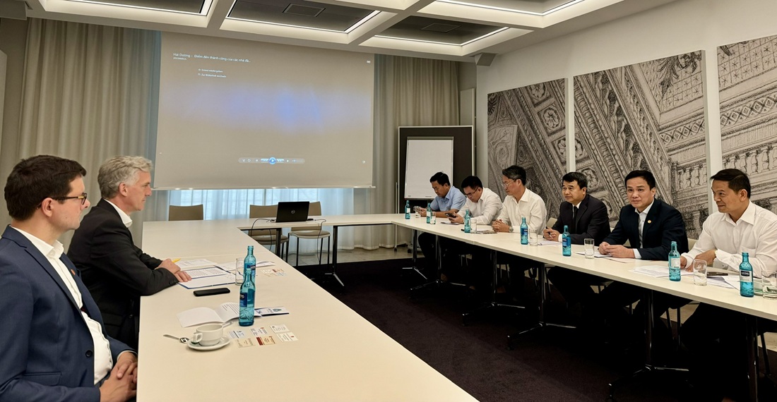 Đoàn công tác tỉnh Hải Dương làm việc tại Phòng Thương mại và Công nghiệp tại Frankfurt. Ảnh: Văn Sơn