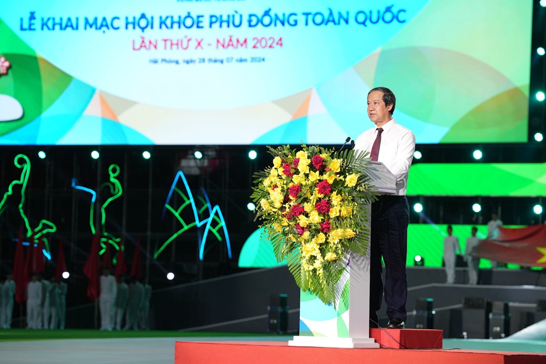 Bộ trưởng Bộ Giáo dục và Đào tạo đọc diễn văn tại lễ khai mạc