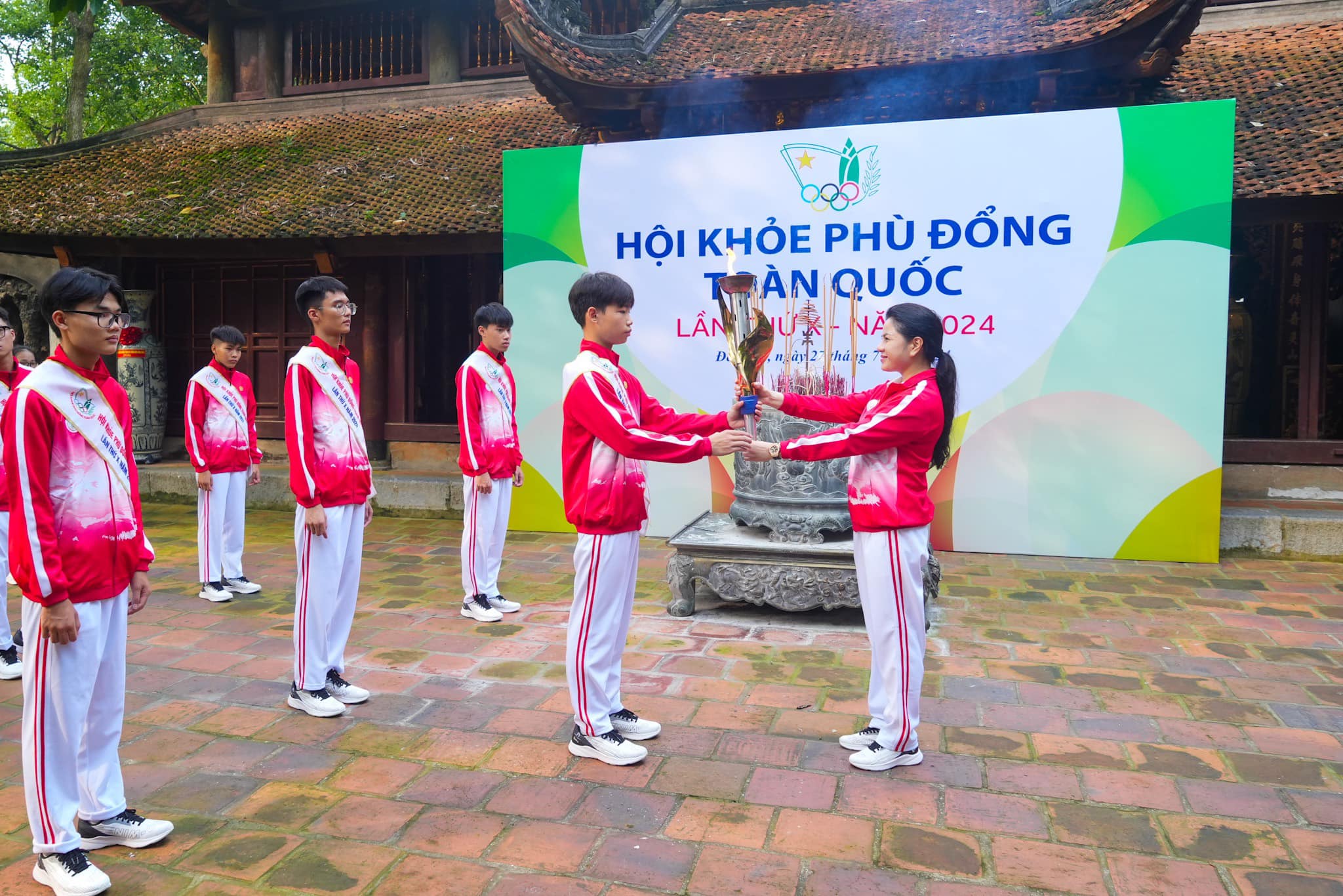 Bà Trần Thị Hoàng Mai, Giám đốc Sở Văn hoá và Thể thao Hải Phòng trao ngọn lửa thiêng cho đoàn vận động viên rước lửa tại Đền Sóc Sơn (Hà Nội)