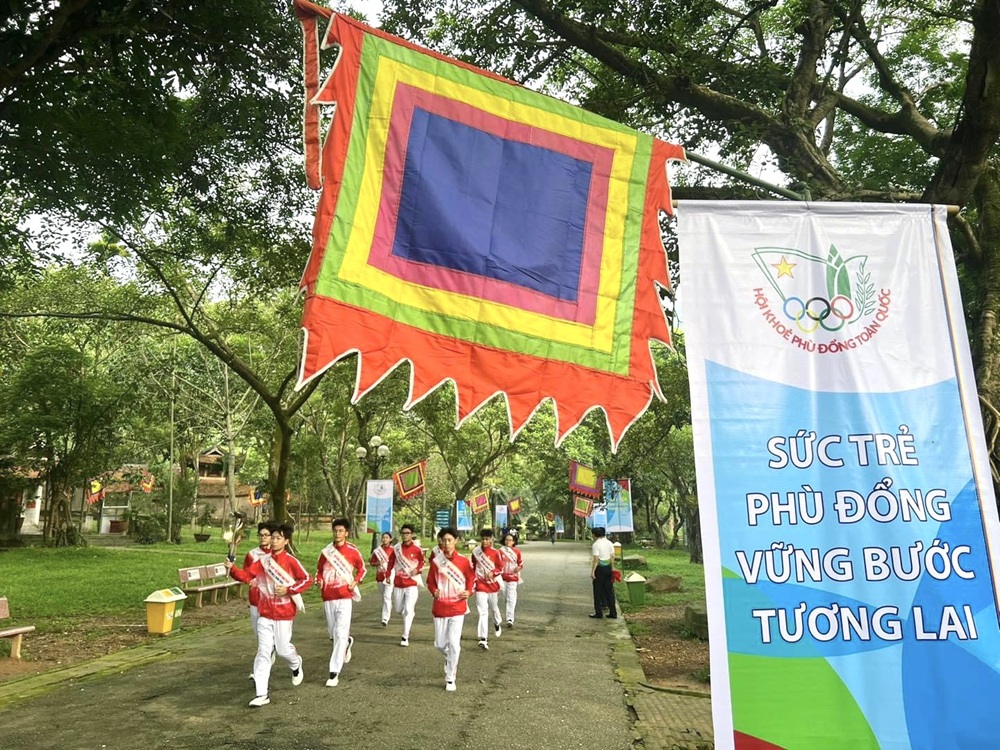 Đoàn vận động viên thực hiện nghi lễ rước lửa từ Đền Gióng Sóc Sơn về thành phố Hải Phòng