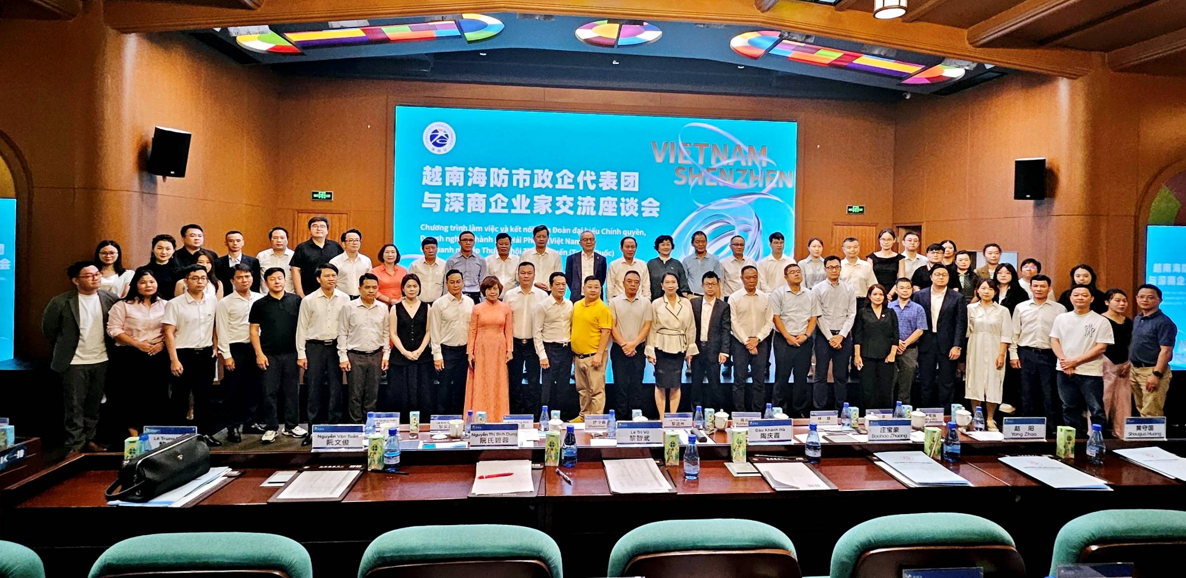 Đoàn lãnh đạo thành phố thăm và làm việc với Tổng Thương hội Thâm Quyến. Ảnh: Quốc Anh