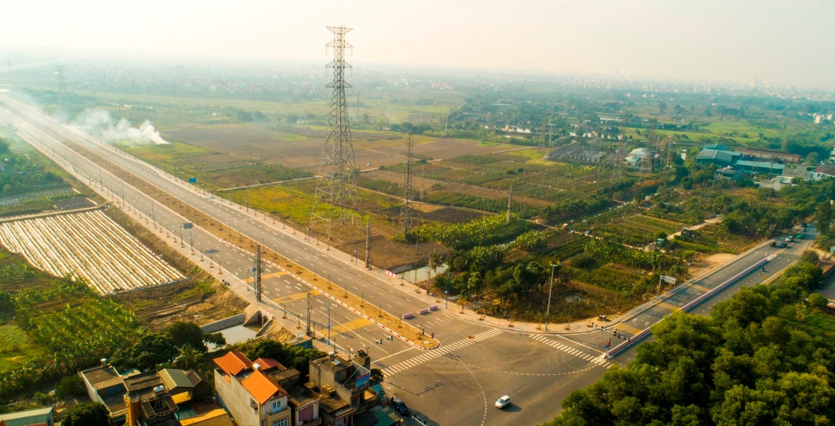 Nút giao đại lộ Võ Văn Kiệt với đường tỉnh 391 qua TP Hải Dương là điểm đầu tuyến đường dẫn cầu vượt sông Thái Bình sang xã Tiền Tiến. Ảnh: Thành Chung