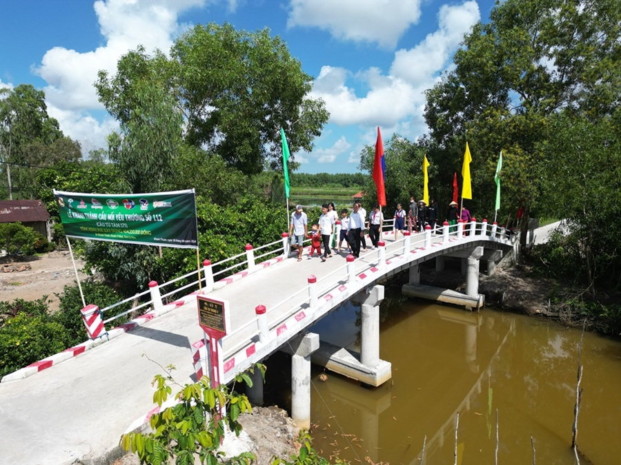 Người dân xã Khánh Thuận, huyện U Minh rất vui mừng khi được cây cầu mới, thuận tiện cho việc đi lại