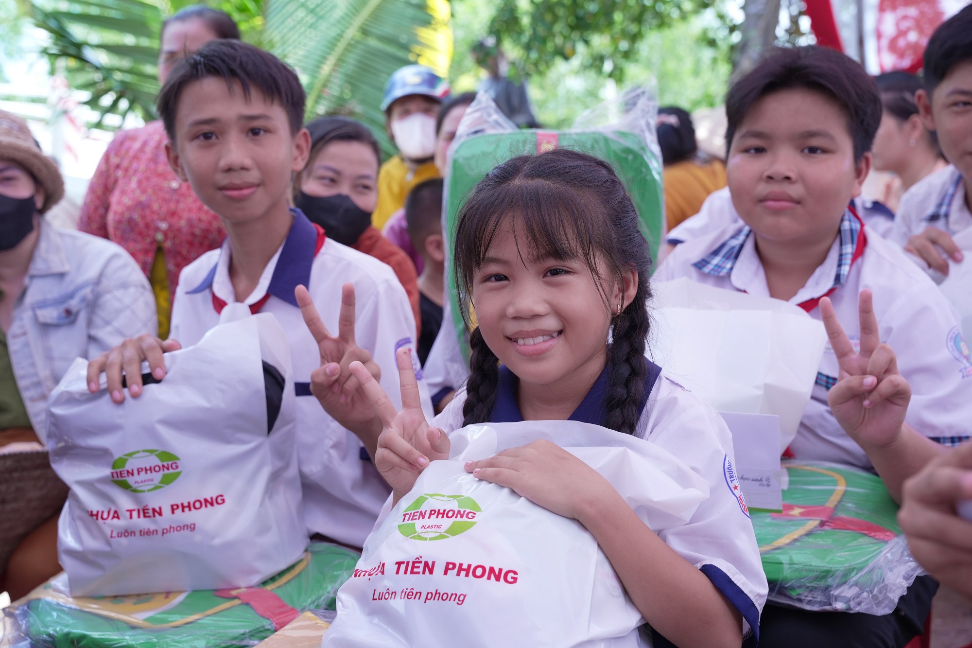 Niềm vui của các em học sinh trên địa bàn xã Khánh Thuận, huyện U Minh khi nhận các phần quà đến từ Nhựa Tiền Phong