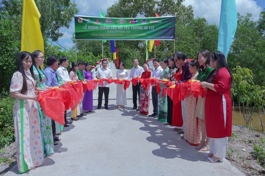Đại diện Nhựa Tiền Phong và lãnh đạo địa phương cắt băng khánh thành cầu 30 tháng 4 (cầu số 112), xã Khánh Thuận, huyện U Minh, tỉnh Cà Mau
