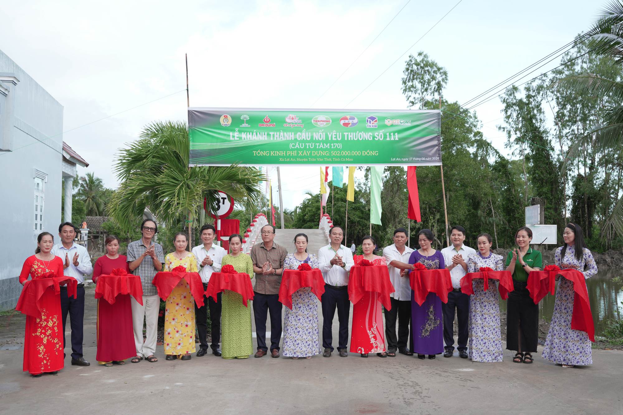 Đại diện Nhựa Tiền Phong và lãnh đạo địa phương cắt băng khánh thành cầu Kênh Cô Ba (cầu số 111), xã Lợi An, huyện Trần Văn Thời, tỉnh Cà Mau