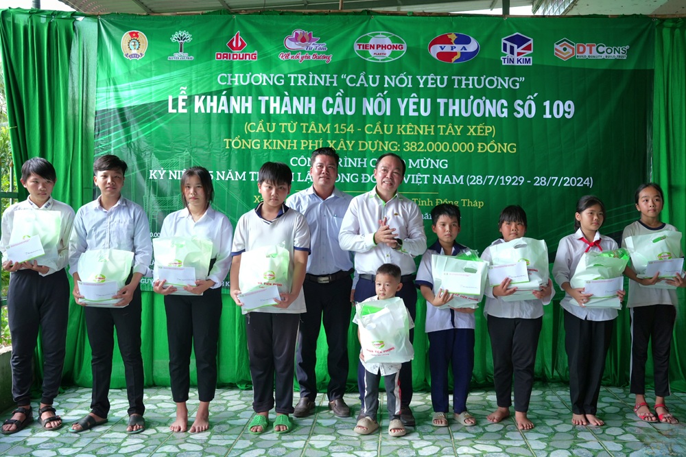 Đại diện các nhà tài trợ và chính quyền địa phương trao quà cho các hộ gia đình khó khăn và các em học sinh vượt khó trong học tập tại xã Phương Thịnh, huyện Cao Lãnh, tỉnh Đồng Tháp