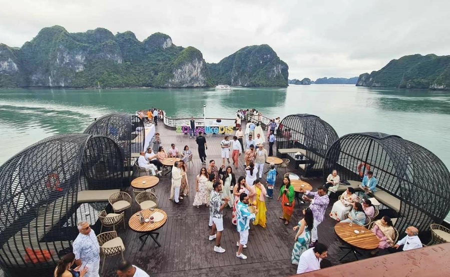 Một đoàn khách du lịch Ấn Độ tham quan vịnh Hạ Long, Quảng Ninh. Ảnh: Nguyễn Hùng