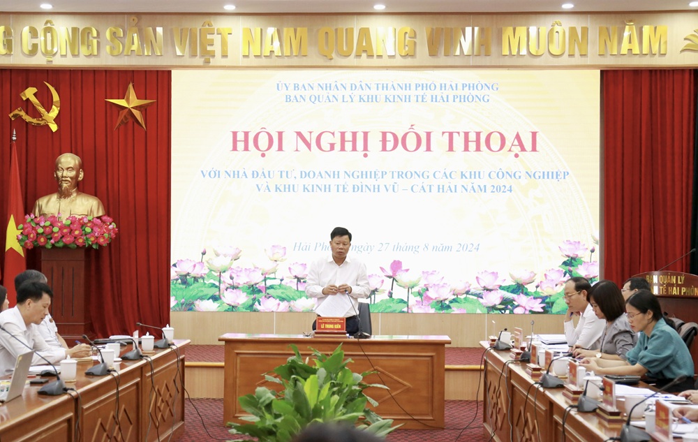 Ông Lê Trung Kiên, Trưởng ban Ban quản lý Khu kinh tế Hải Phòng phát biểu tại Hội nghị
